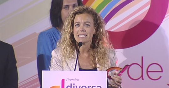 Bea Sever recogiendo el premio Diversia Social 2019